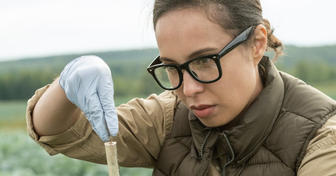 Women Root for Soil Photos (1)